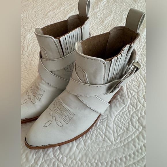 Western ankle leather boot. Detachable metal buckle harness. - Picture 14 of 15